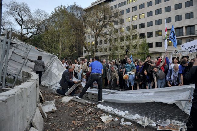 Demonštranti poškodili sporný pamätník obetiam nacizmu