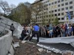 Demonštranti poškodili sporný pamätník obetiam nacizmu