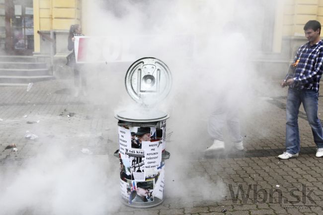 Na proteste proti Kotlebovi spálili kópie mesačníka Náš kraj