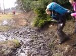 Video: Šmyknutie sa pri preskakovaní blata