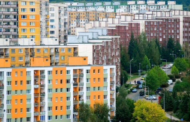 Labilná žena chcela skočiť z balkóna, zastavila ju polícia