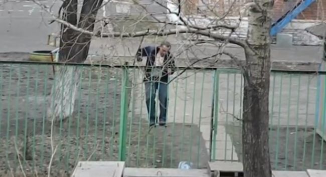 Video: Opitý muž sa snaží dostať cez plot