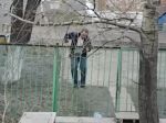 Video: Opitý muž sa snaží dostať cez plot