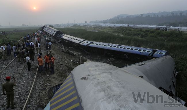 V Indii sa vykoľajil vlak, desiatky ľudí sú zranení