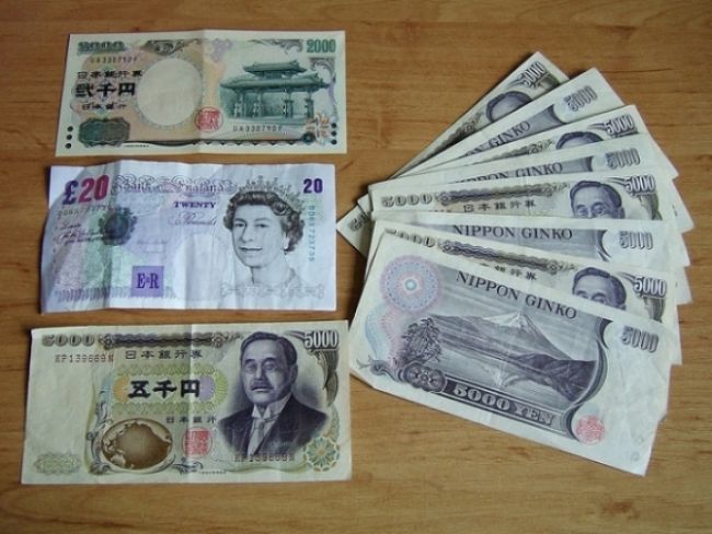 Japonský jen v stredu klesol voči doláru a euru