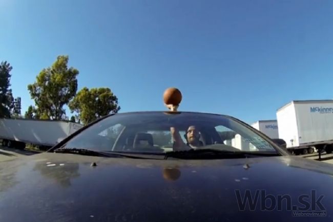 Video: Basketbalový exot žongloval pri šoférovaní a dal kôš