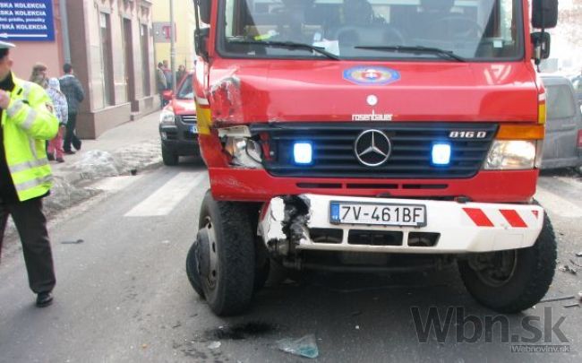 Do hasičov, ktorí hasili auto po nehode, vpálila iná vodička