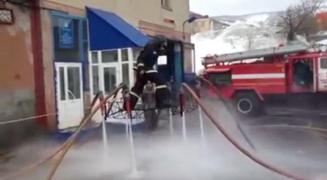 Video: Lietajúci hasič z Ruska