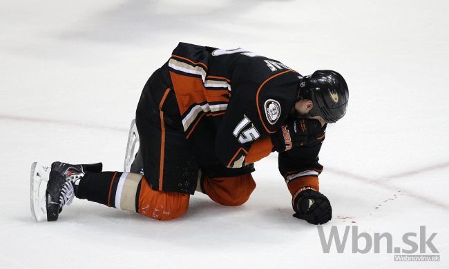 Video: Getzlaf schytal v play-off NHL tvrdú strelu do tváre