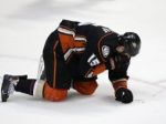 Video: Getzlaf schytal v play-off NHL tvrdú strelu do tváre