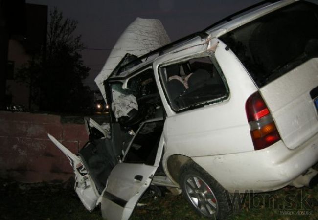 Opitý mladík bez vodičáku šoféroval, auto skončilo v dome