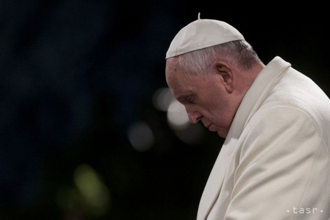 Pápež viedol dnešné obrady, krížovú cestu bude sledovať v tichosti