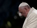 Pápež viedol dnešné obrady, krížovú cestu bude sledovať v tichosti