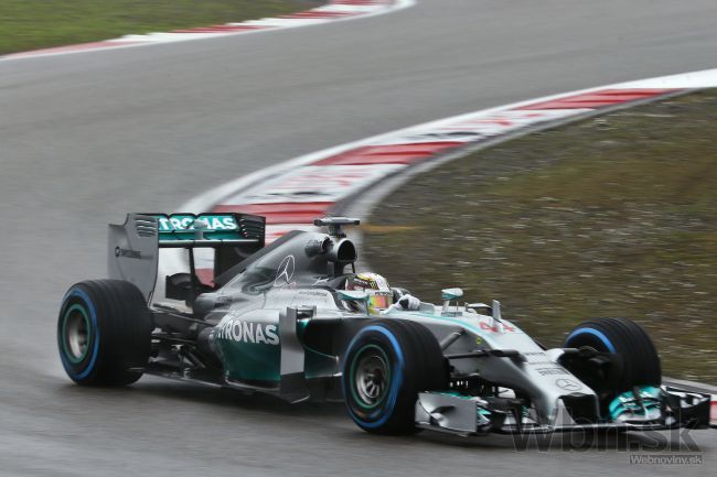 Pole position na VC Číny ukoristil Brit Hamilton