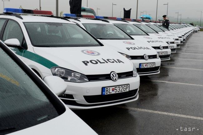 Polícia dostala nové služobné vozidlá od VW, otestujú aj elektromobil