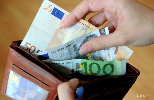 Kvôli kúpe oblečenia a topánok je ochotných zadlžiť sa 8 % Slovákov