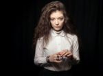 Speváčka Lorde ochorela, musela odložiť austrálske turné