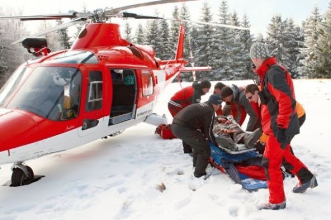 Záchranári riešia netradičné zranenia, lyžiara pohrýzol pes