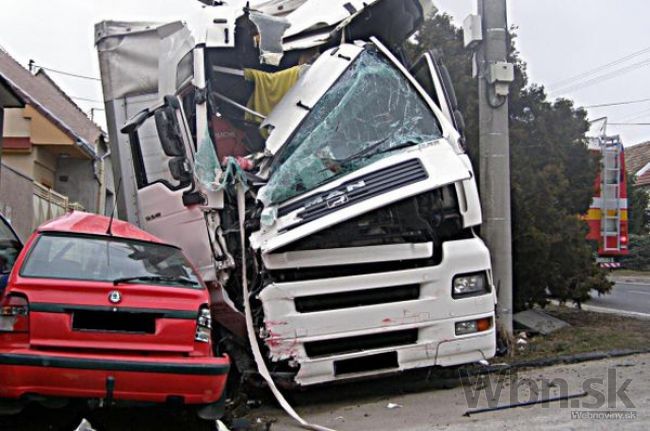 Škodovka čelne vrazila do kamiónu, mladík pri nehode zomrel