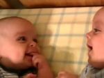 Video: Je niečo krajšie ako detský smiech?