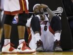 Video: LeBron dostal lakťom do ohryzka, dlho sa zviechal