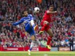 Video: Liverpool prehral s Chelsea, k titulu sa nepriblížil