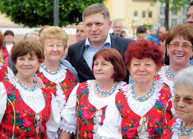 Fica obklopili dôchodkyne, v Topoľčanoch staval máj