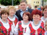 Fica obklopili dôchodkyne, v Topoľčanoch staval máj