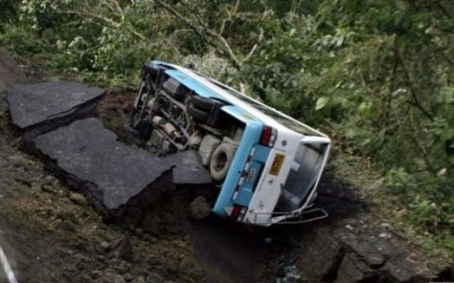 Po nehode autobusu a nákladiaku ostalo mnoho obetí