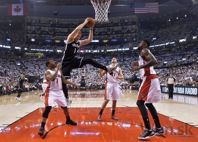 Video: San Antonio a Toronto majú na dosah postup