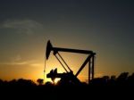 Ceny ropy klesali, zásoby sa vyšplhali na rekordné maximá