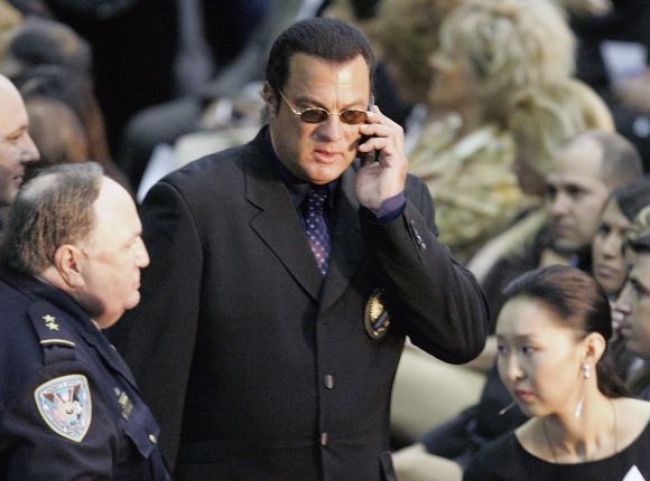 Hviezdny herec Steven Seagal zaspieva na Slovensku