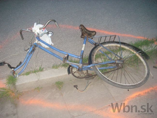 Dôchodcu na bicykli zrazilo auto, zomrel v nemocnici