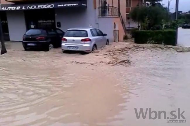 Video: Stred Talianska zasiahli veľké povodne, hlásia obete