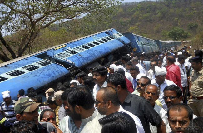 Na západe Indie sa vykoľajil osobný vlak, ľudí vyrezávali