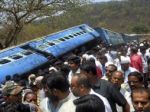 Na západe Indie sa vykoľajil osobný vlak, ľudí vyrezávali