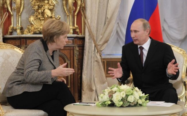 Medzinárodný zásah je potrebný, zhodli sa Putin a Merkelová