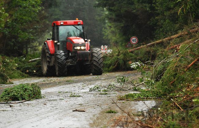 Tragická smrť, telo muža našli zakliesnené pod traktorom