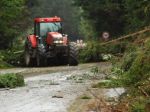 Tragická smrť, telo muža našli zakliesnené pod traktorom