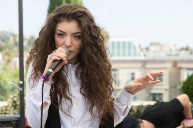 Speváčka Lorde má strach, paparazza viní z prenasledovania