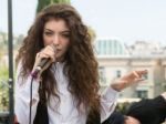 Speváčka Lorde má strach, paparazza viní z prenasledovania