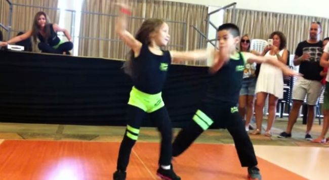 Video: Detský tanečný pár to roztočil