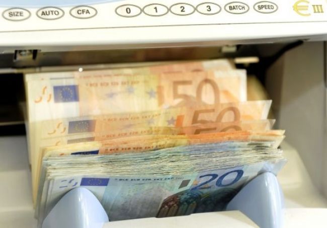 Dolár oslabil na sedemtýždňové minimum voči euru