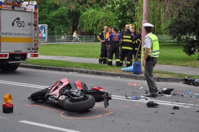 Motorkár vrazil do protiidúceho auta, zomrel na mieste