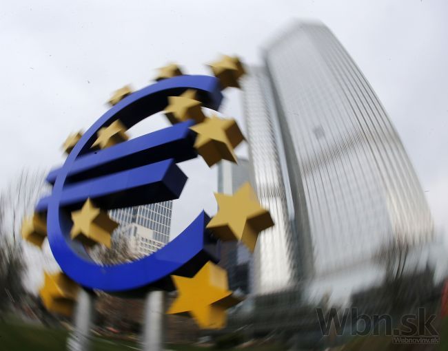 Euro stúplo voči doláru, ECB ešte nezmenila úrokové sadzby