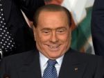 Zaslúžim si byť svätým, posťažoval sa Silvio Berlusconi