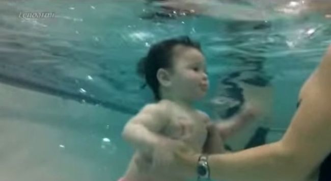 Krásne video: Ako bábätká vedia plávať