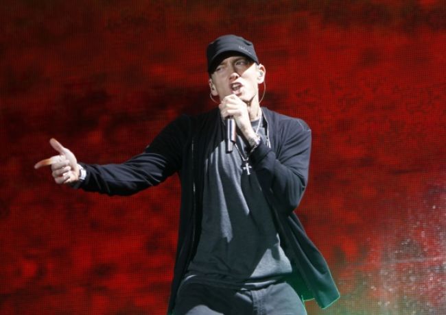 Eminem má nový videoklip, v skladbe sa ospravedlňuje matke