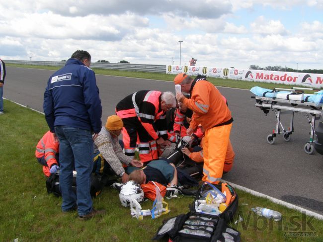 Na Slovakia Ringu vrazili motorky do auta, piati sa zranili