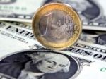 Euro oproti doláru kleslo na mesačné minimum